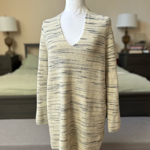 J Jill Cream and blue  V-Neck Sweater medium petite - Picture 2 of 9